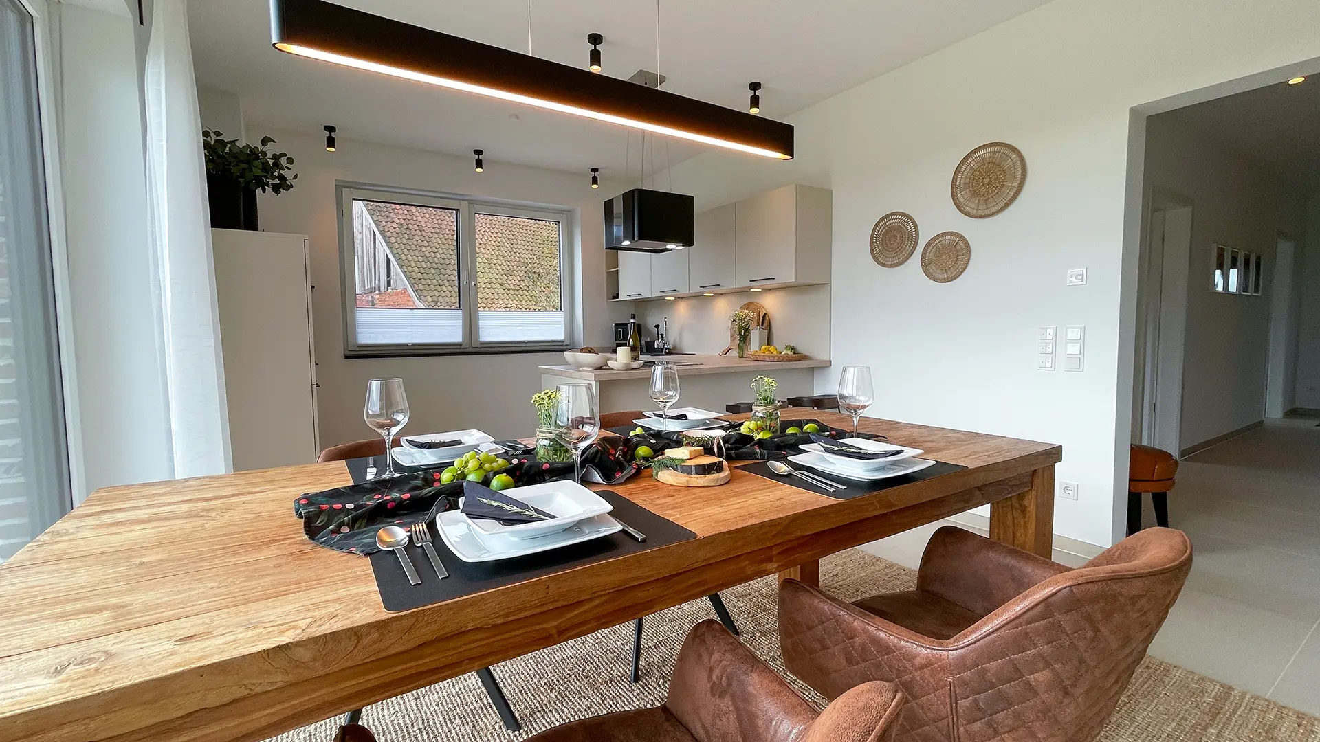 Modern gedeckter Esstisch in der STUDIO S Roots Ferienwohnung, mit Blick auf die Küche und stilvollem Interieur.
